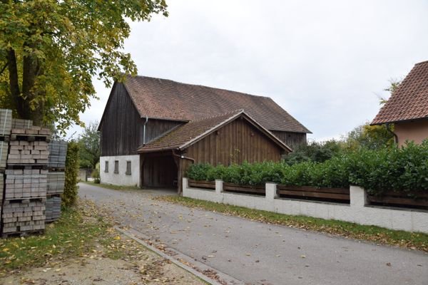 Ansicht mit Scheune von Ost nach West