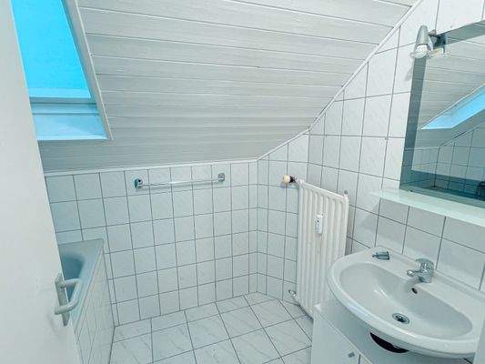 Bad mit Wanne und Fenster