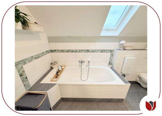 Große Bade in gemütlicher Dachschräge