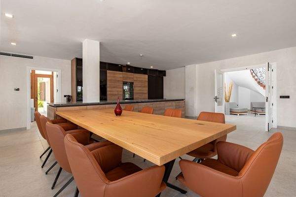 Große Küche mit Essbereich