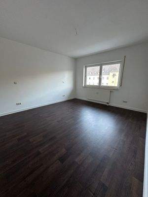 Leeres Zimmer mit Fenster