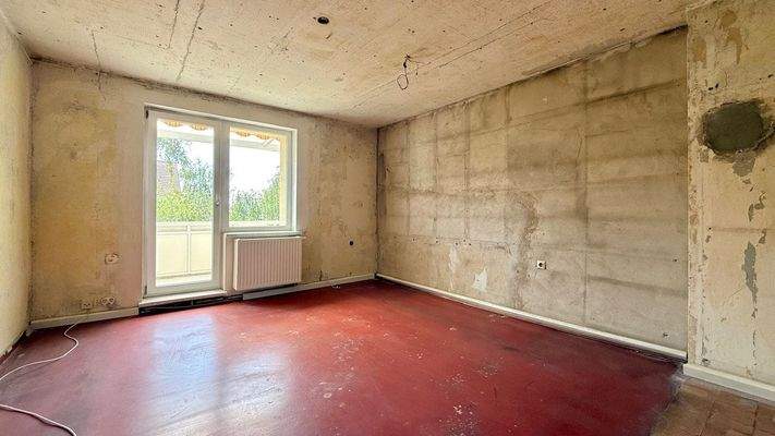 Wohnzimmer mit Zugang zum Balkon