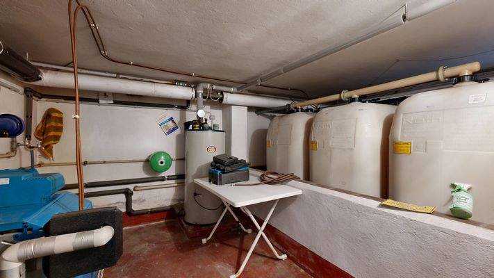 Heizung und Ölfässer.jpg