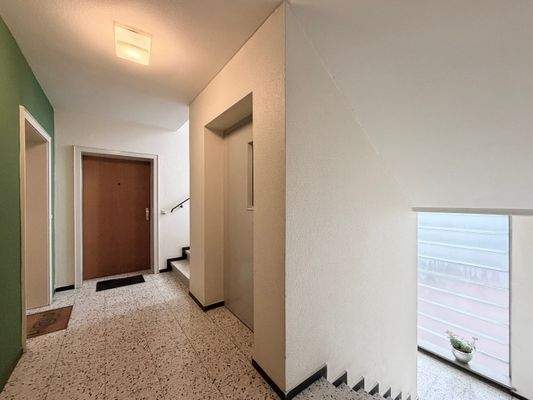 Hausflur, Aufzug, Treppenhaus