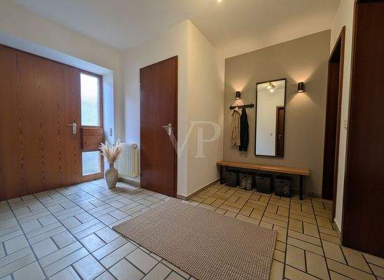 Eingangsbereich mit Gäste-WC (digitales Staging)