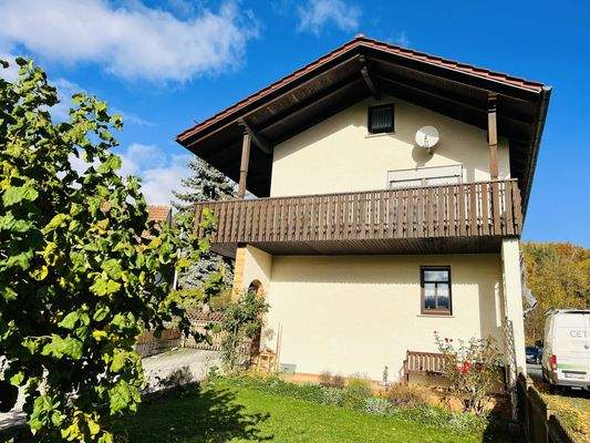 Südansicht des Hauses mit Balkon und Terrasse