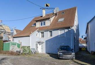 Hofseite mit zwei Stellplätzen