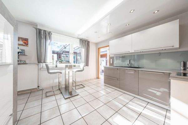 Eine modern gestaltete Küche