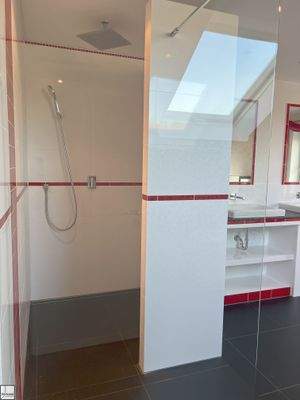 Tageslichtbad mit freistehender Wanne