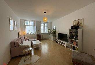 Herrlich gemütliches Wohnzimmer mit saniertem Fischgrät-Parkett