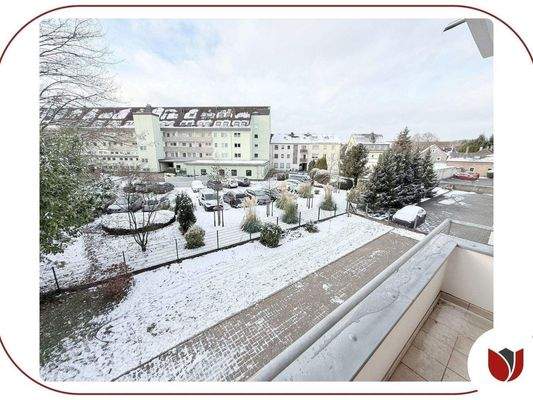 Blick vom Balkon mit Markise in die Nachbarschaft