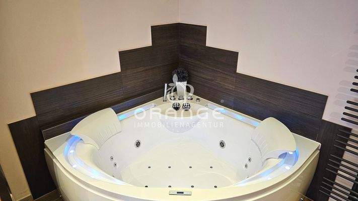 EG: Badezimmer m. Whirlpool-Badewanne