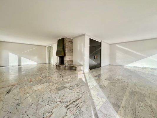 Helles Kamin- und Wohnzimmer