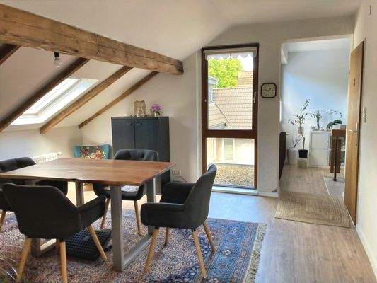 gemütliche Essdiele mit sichtbaren Deckenbalken