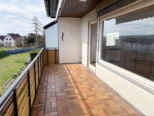 großer Balkon mit Platz für die gesamte Familie