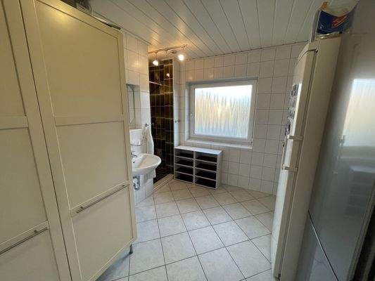 Hauswirtschaftsraum mit Dusche EG