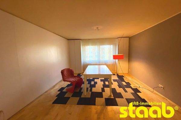 Wohn-/Essbreich mit Zugang auf den Balkon