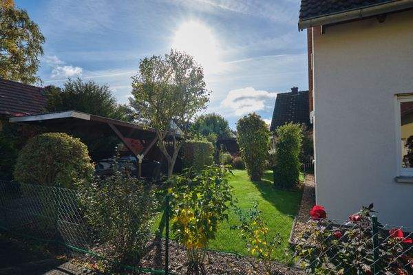 Seitenansicht mit Haus