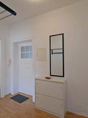 Wohnungsflur mit Garderobe