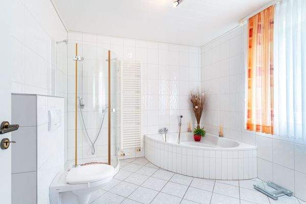 EG Familienbad mit Eckbadewanne, Dusche und Tageslicht