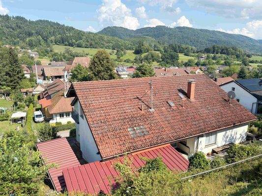 Hausansicht mit Blick übers Dorf