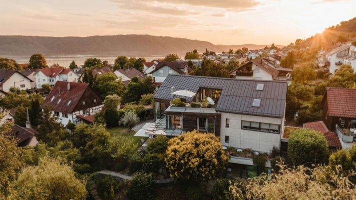 Nur wenige Schritte zum See