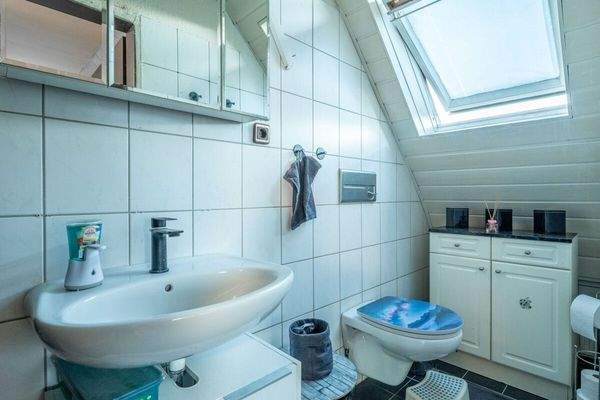 mit angeschlossenem eigenem Badezimmer auf dieser Etage