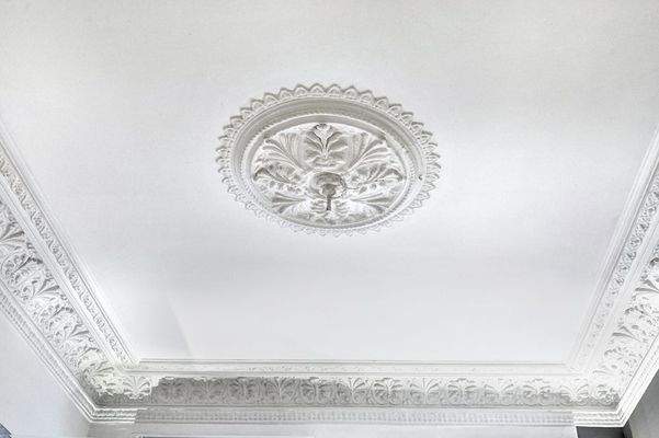 Hohe Decken mit Stuck