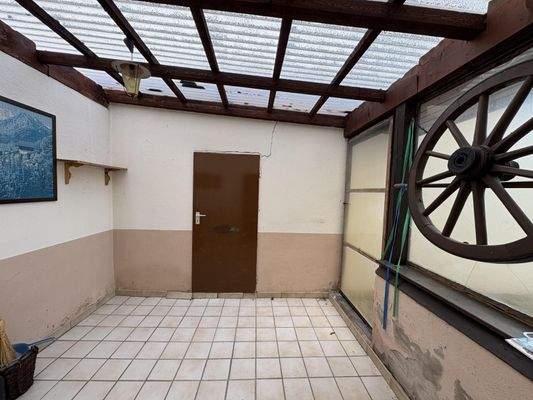 überdachter Freisitz hinter dem Haus