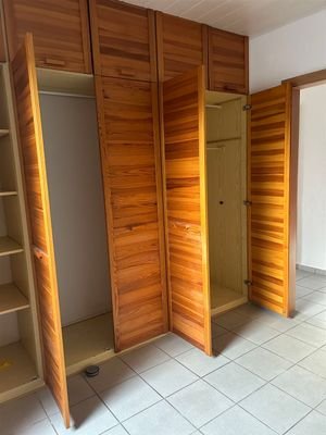 Schlafzimmer mit Schrank