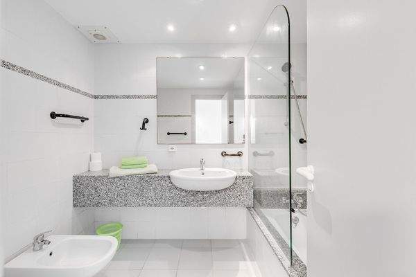 Badezimmer mit Badewanne