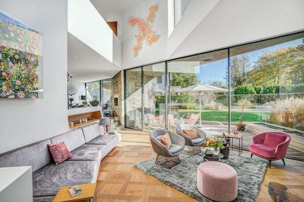 Traumhafte Blickachsen. Durch großflächige Fensterelemente.