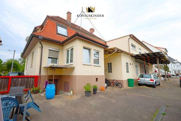 ...dem befestigten Hof...