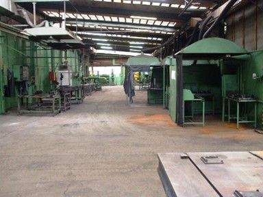 Halle 2 Schweißen der Transportpaletten.jpg