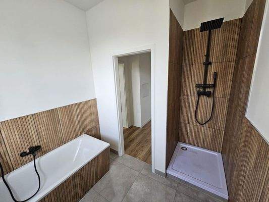 Bad m. Badewanne & Regendusche