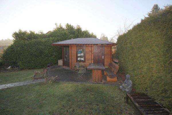 Gepflegter Garten mit blickdichten Hecken