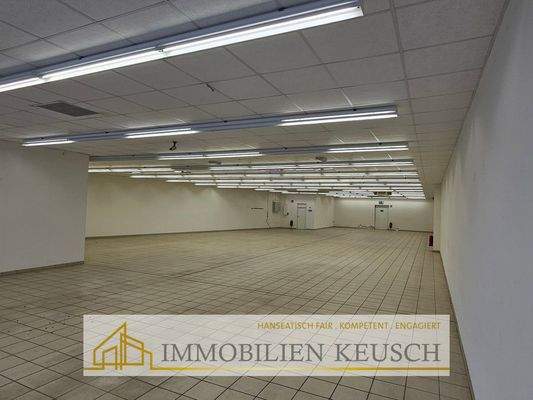 Große beleuchtete Verkaufsfläche