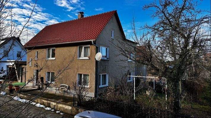 Außenansicht mit Grundstück 