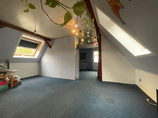 Schlafzimmer oder Büro im Dachgeschoss