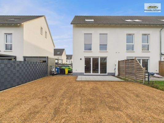 Hausansicht mit Garten_05