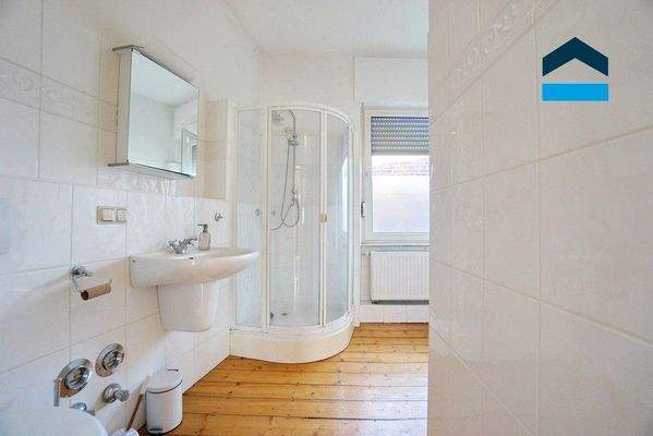 Badezimmer mit Dusche