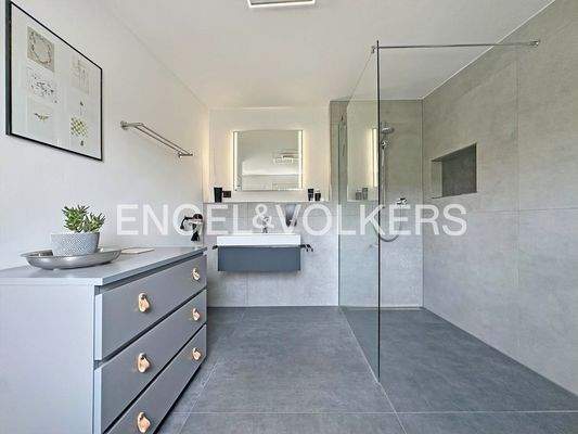 Bad mit bodentiefer Dusche