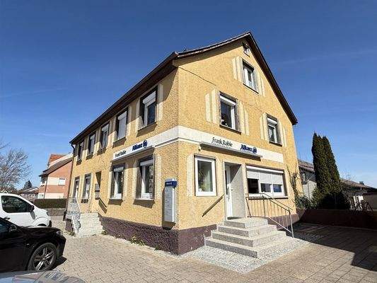 Vordere Ansicht mit 2 Eingängen