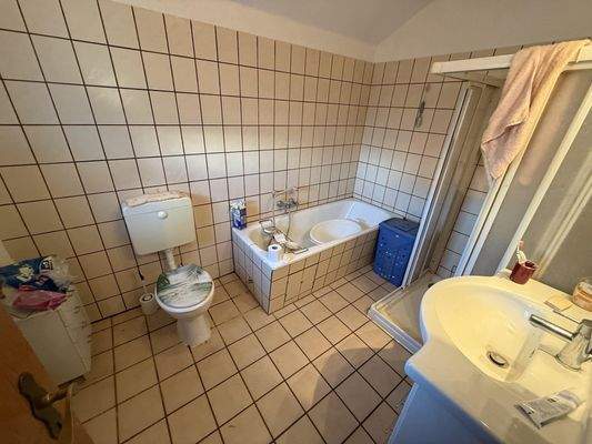 Tageslichtbad mit Wanne und Dusche im EG