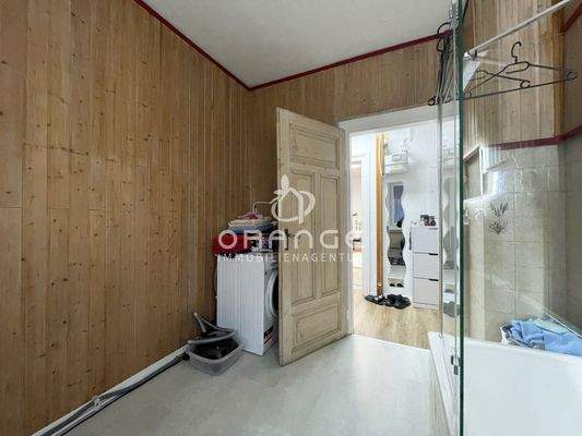 ...mit Fenster, Wanne und Platz für die Waschmaschine