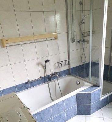 Bad oben(Dusche und Badewanne)