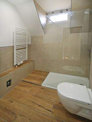 Weiteres Bad mit Glasdusche