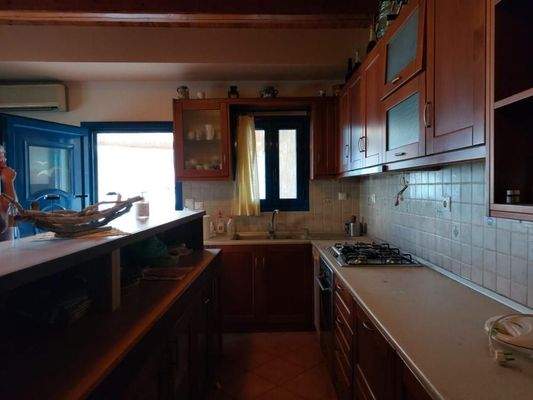 Kreta, Mochlos: Dreistöckige Wohnung direkt am Meer zu verkaufen