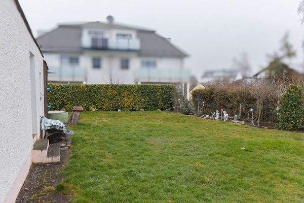 Gartenfläche hinter dem Haus