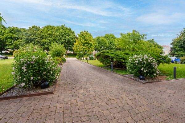 Gepflegte Anlage richtung Straße 